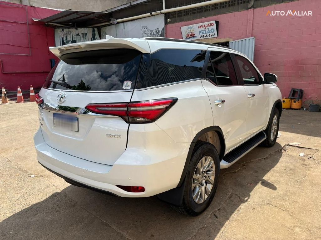 TOYOTA HILUX SW4 2.8 D-4D TURBO DIESEL SRX 7L 4X4 AUTOMÁTICO