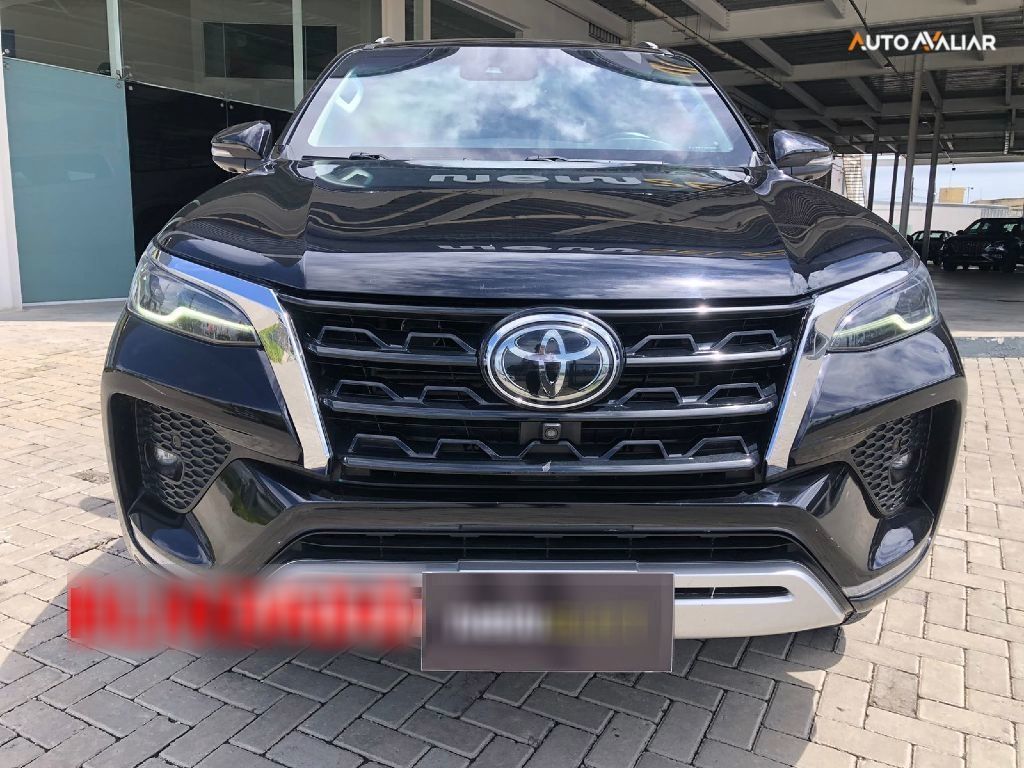 TOYOTA HILUX SW4 2.8 D-4D TURBO DIESEL SRX 7L 4X4 AUTOMÁTICO
