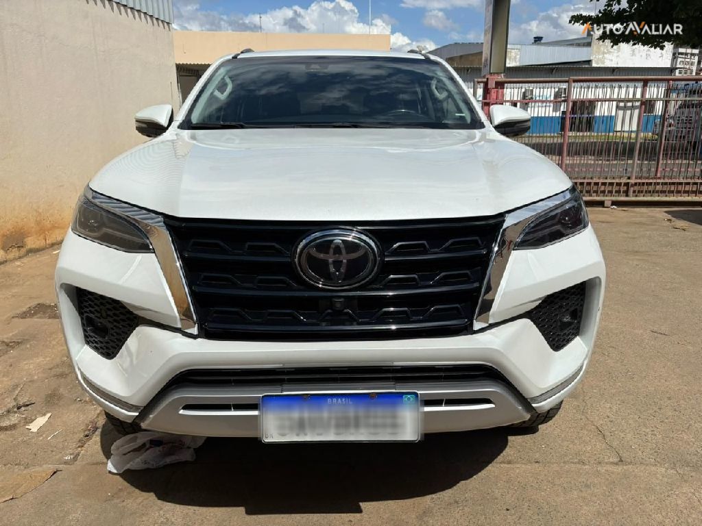 TOYOTA HILUX SW4 2.8 D-4D TURBO DIESEL SRX 7L 4X4 AUTOMÁTICO