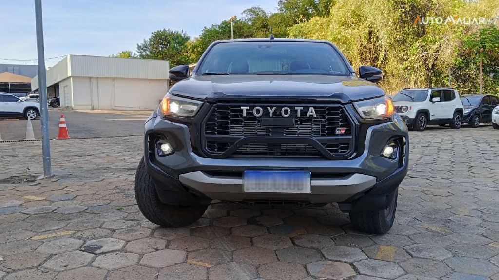 TOYOTA HILUX 2.8 D-4D TURBO DIESEL CD GR-S 4X4 AUTOMÁTICO