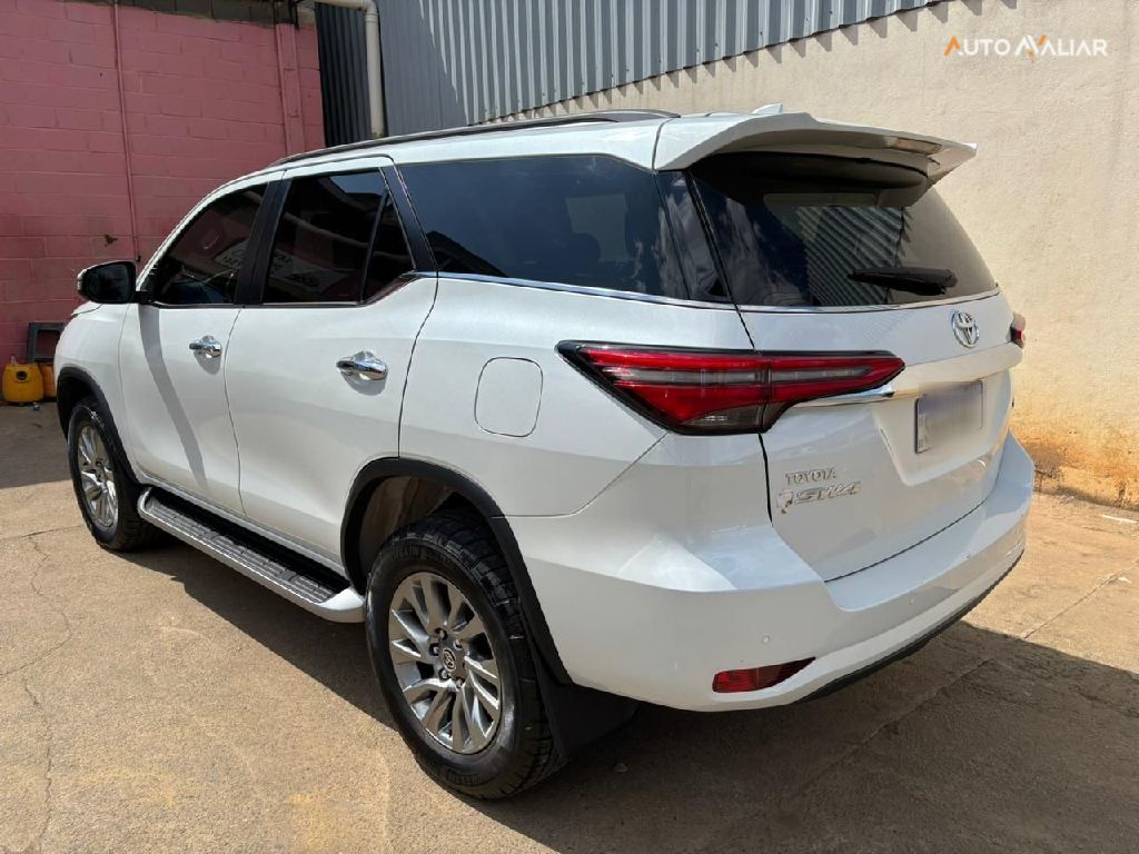 TOYOTA HILUX SW4 2.8 D-4D TURBO DIESEL SRX 7L 4X4 AUTOMÁTICO